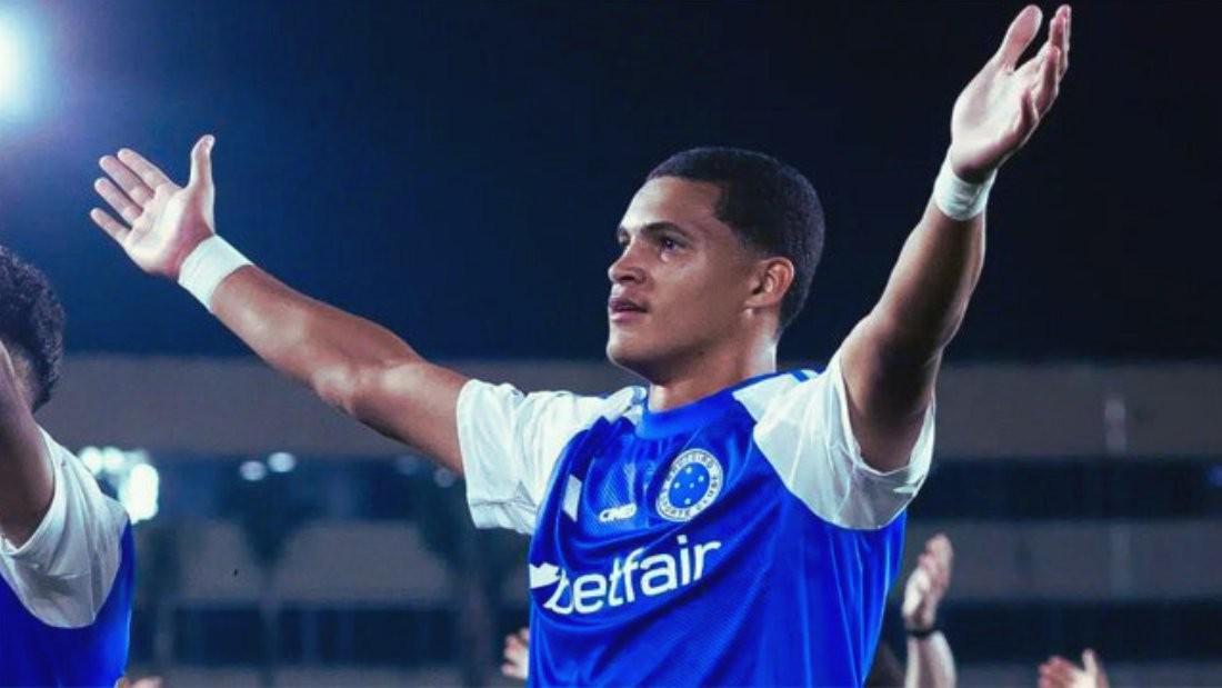 斯基拉：多特正在谈判，尝试签克鲁塞罗17岁左后卫普拉特斯